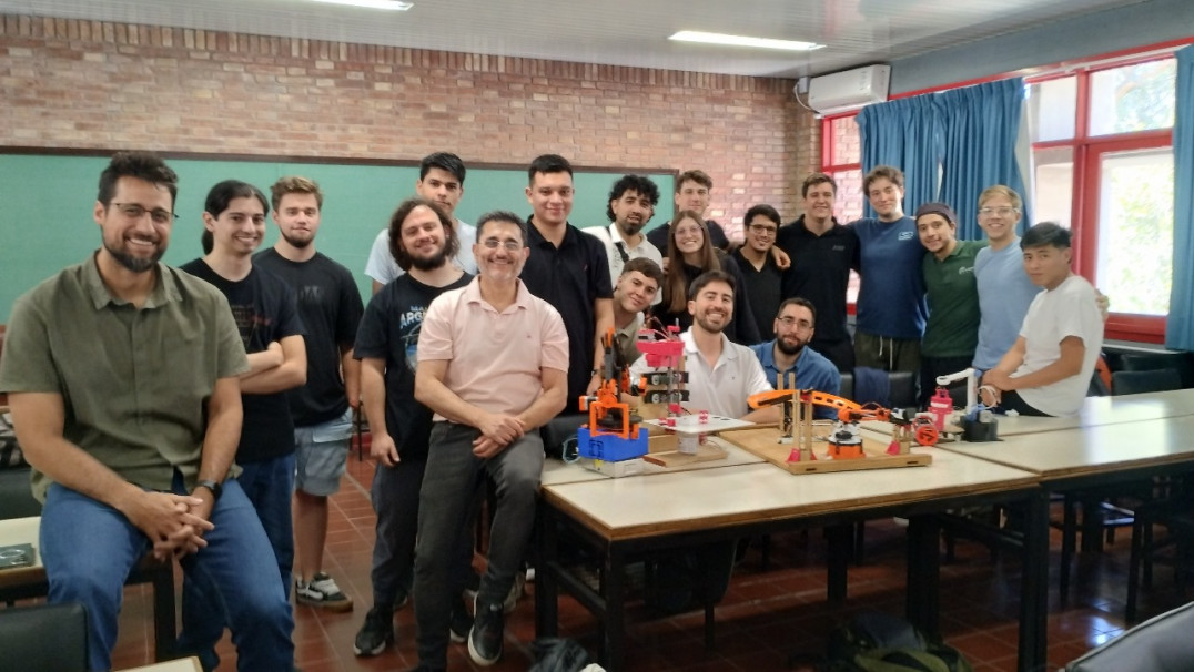 imagen Estudiantes de Mecatrónica presentaron proyectos de robótica