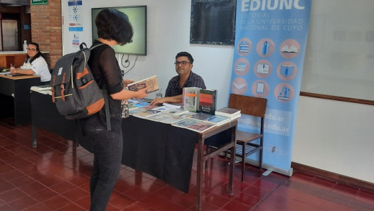 imagen EDIUNC llega a Ingeniería con stands de libros y descuentos especiales