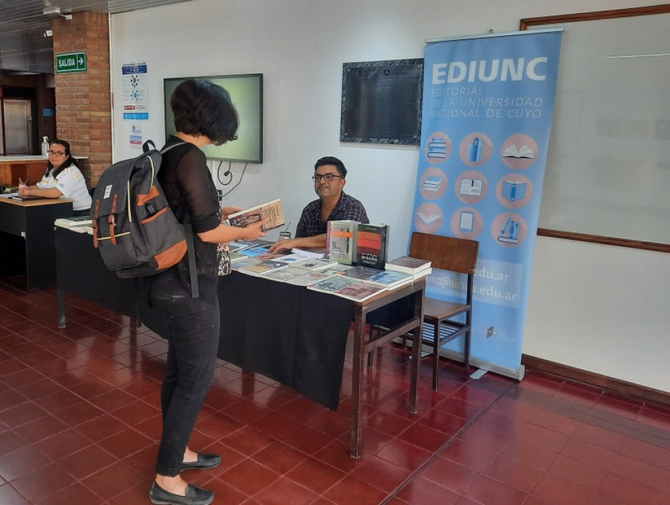 imagen EDIUNC llega a Ingeniería con stands de libros y descuentos especiales