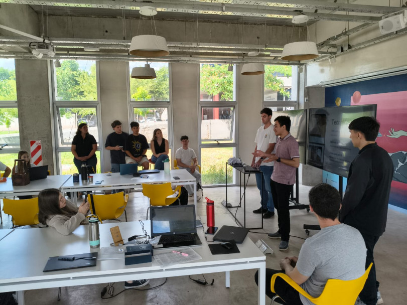 imagen Estudiantes de Ingeniería Industrial y Mecatrónica presentaron proyectos desarrollados junto a empresas y organismos locales