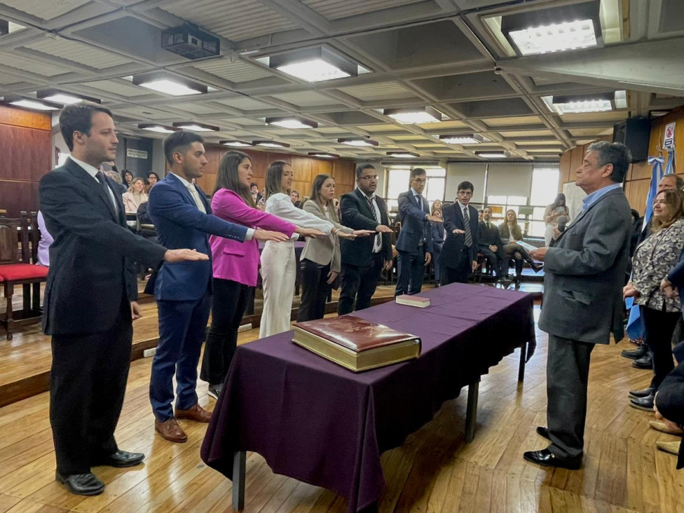 imagen El vicedecano tomó juramento a nuevos egresados y egresadas de la Facultad