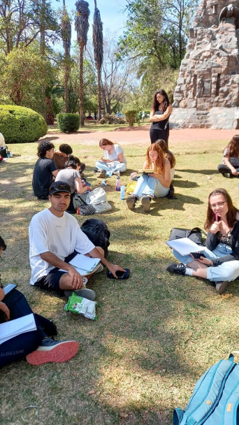 imagen Clase en aula a cielo abierto para estudiantes de Arquitectura