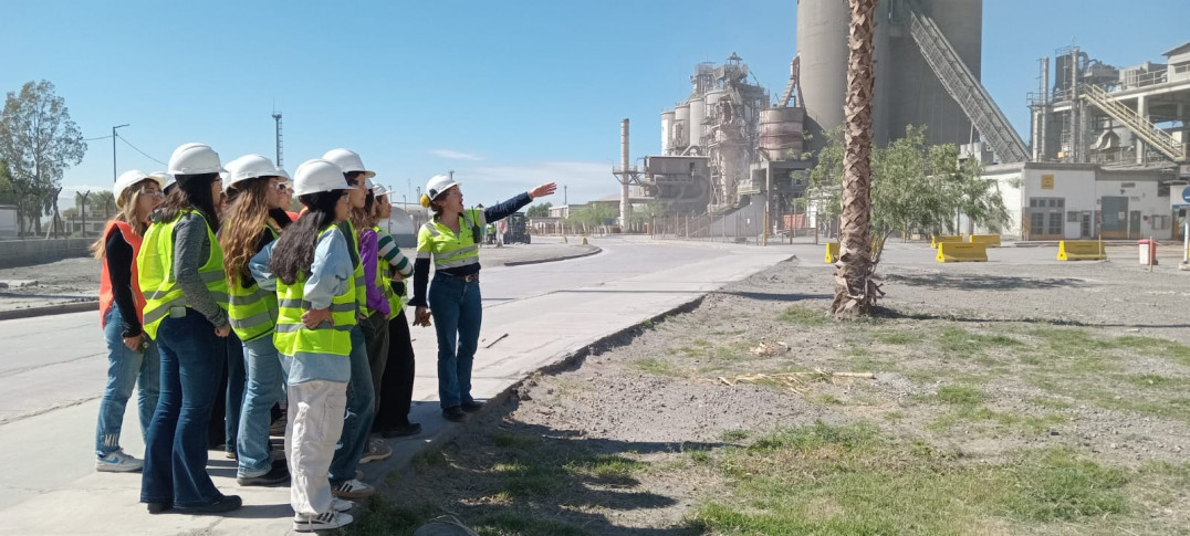 imagen "Mujeres en Ingeniería": alumnas de la Facultad visitaron la planta de HOLCIM