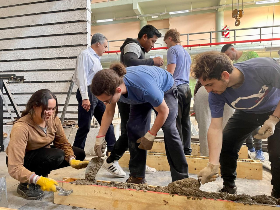imagen Estudiantes de la UNCUYO y la UTN compartieron una práctica experimental sobre hormigón armado