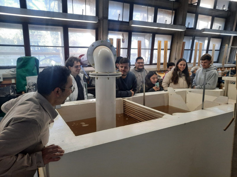 imagen Estudiantes de Ingeniería Civil realizaron una práctica experimental en el Laboratorio de Hidráulica