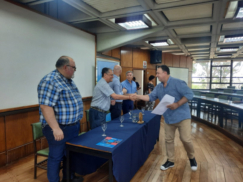 imagen Entregaron certificados a personal de Aguas Luján que realizó capacitación en la Facultad