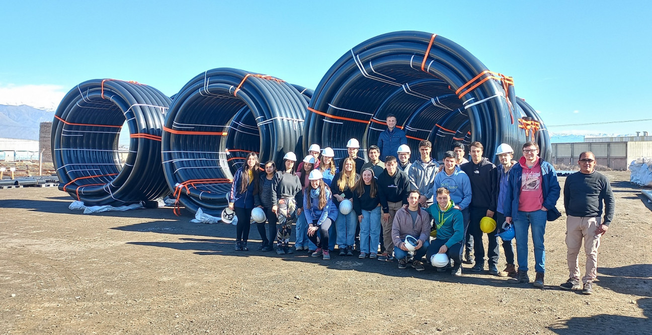 imagen Estudiantes de Civil visitaron la fábrica ARGPEX y la obra del Colector Estrada de AySAM