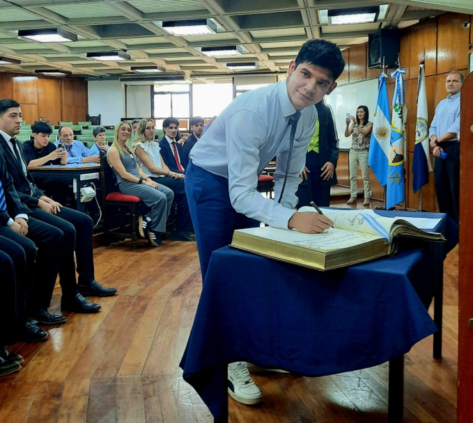imagen Se tomó juramento a nuevos egresados y egresadas de la Facultad