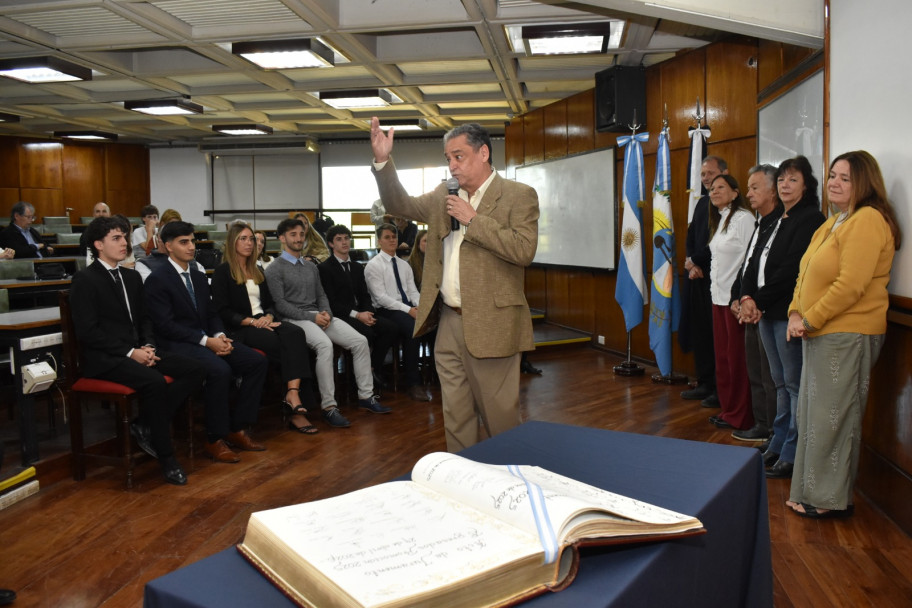 imagen Nuevos egresados y egresadas prestaron juramento en la Facultad de Ingeniería