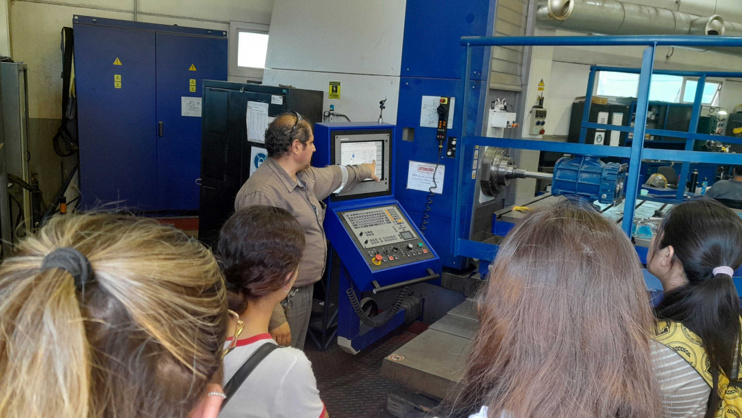 imagen Alumnos de Ingeniería Industrial y en Petróleo visitaron la Refinería YPF 