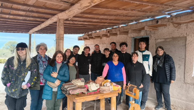 imagen Estudiantes y docentes de Ingeniería participaron en una jornada de trabajo comunitario junto a la Escuela Raíces Huarpes
