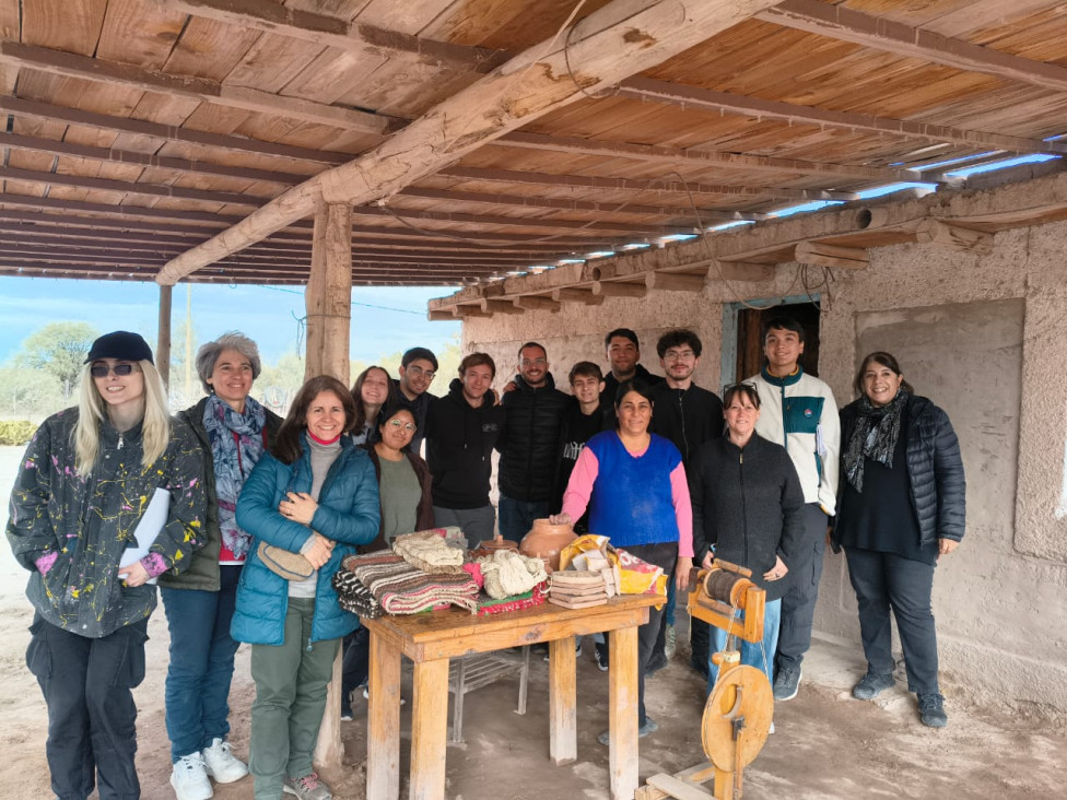 imagen Estudiantes y docentes de Ingeniería participaron en una jornada de trabajo comunitario junto a la Escuela Raíces Huarpes