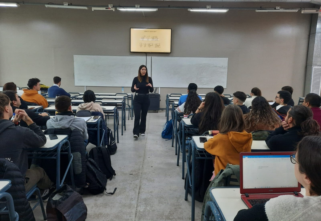 imagen Especialista brindó charla sobre finanzas para estudiantes