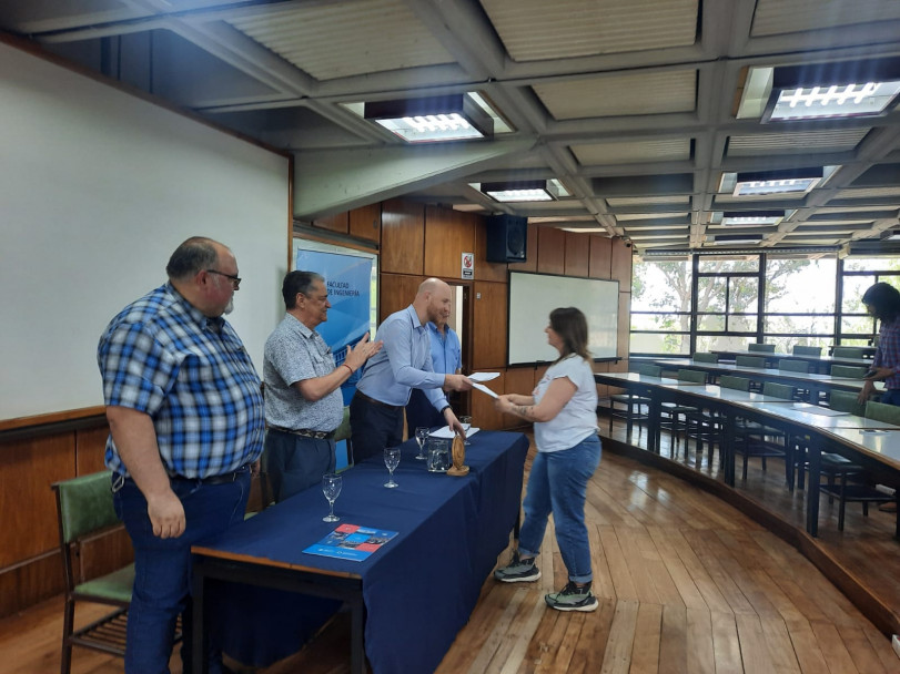 imagen Entregaron certificados a personal de Aguas Luján que realizó capacitación en la Facultad