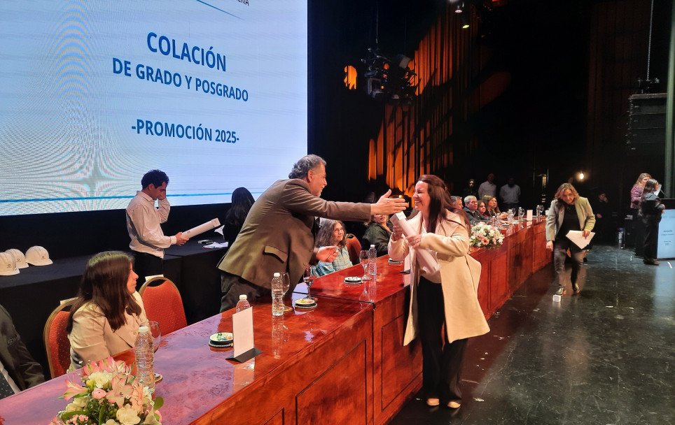 imagen Graduados y graduadas de posgrado recibieron sus diplomas