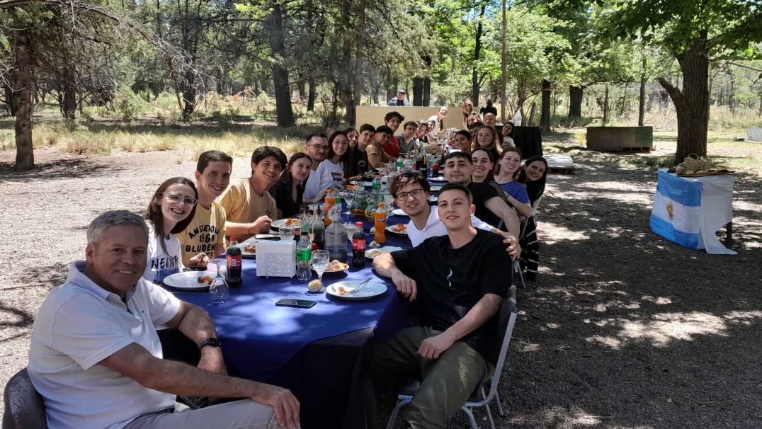 imagen Alumnos de Ingeniería Industrial y en Petróleo visitaron la Refinería YPF 