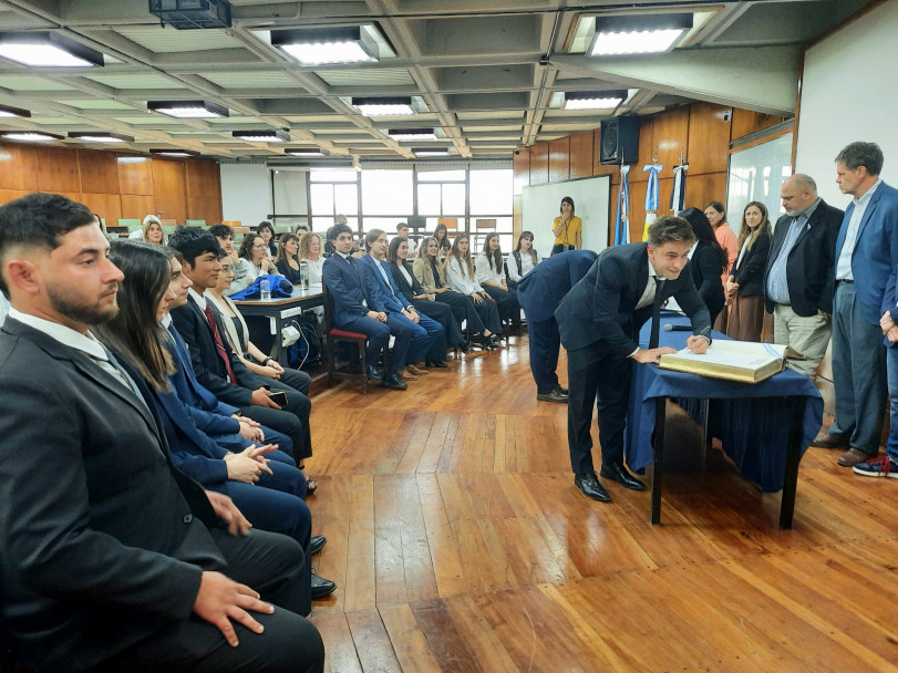 imagen El vicedecano tomó juramento a nuevos egresados y egresadas de la Facultad