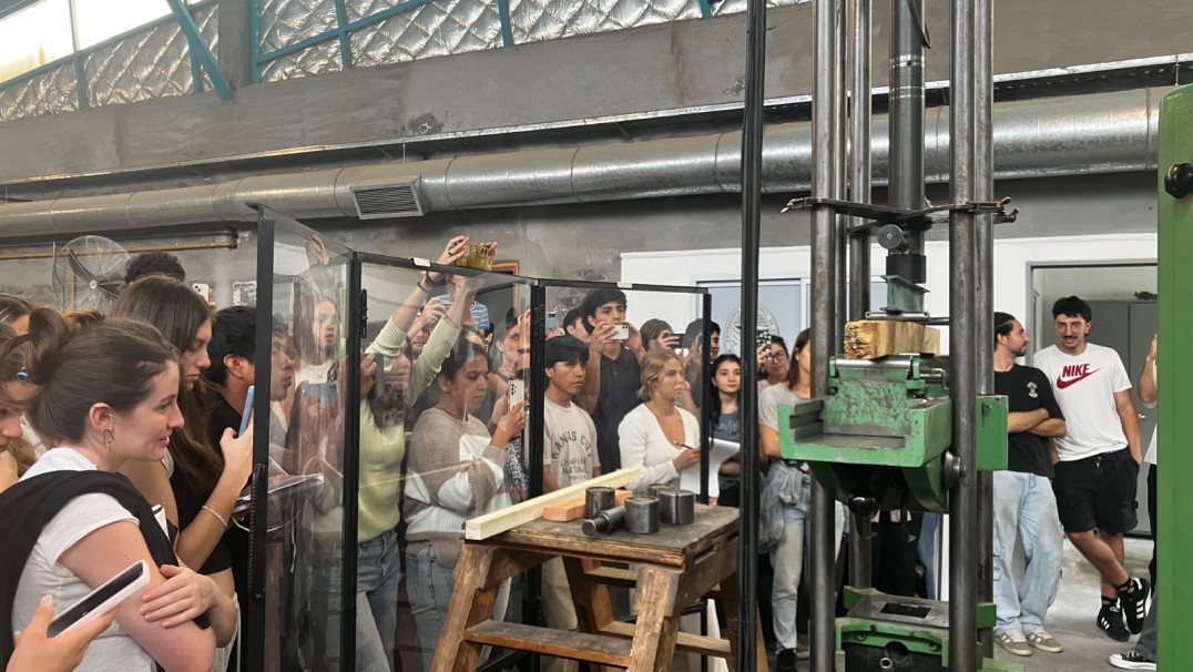 imagen Estudiantes de Arquitectura participaron de una jornada de ensayos de materiales