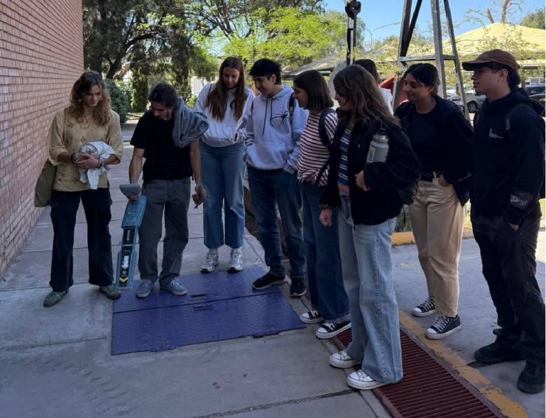 imagen Estudiantes de Agrarias visitaron la Facultad para conocer técnicas de monitoreo y tratamiento ambiental