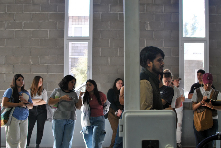 imagen Estudiantes de Arquitectura investigan la infraestructura de Zuelo para diseñar un centro oleoturístico