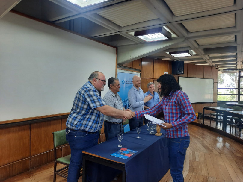 imagen Entregaron certificados a personal de Aguas Luján que realizó capacitación en la Facultad