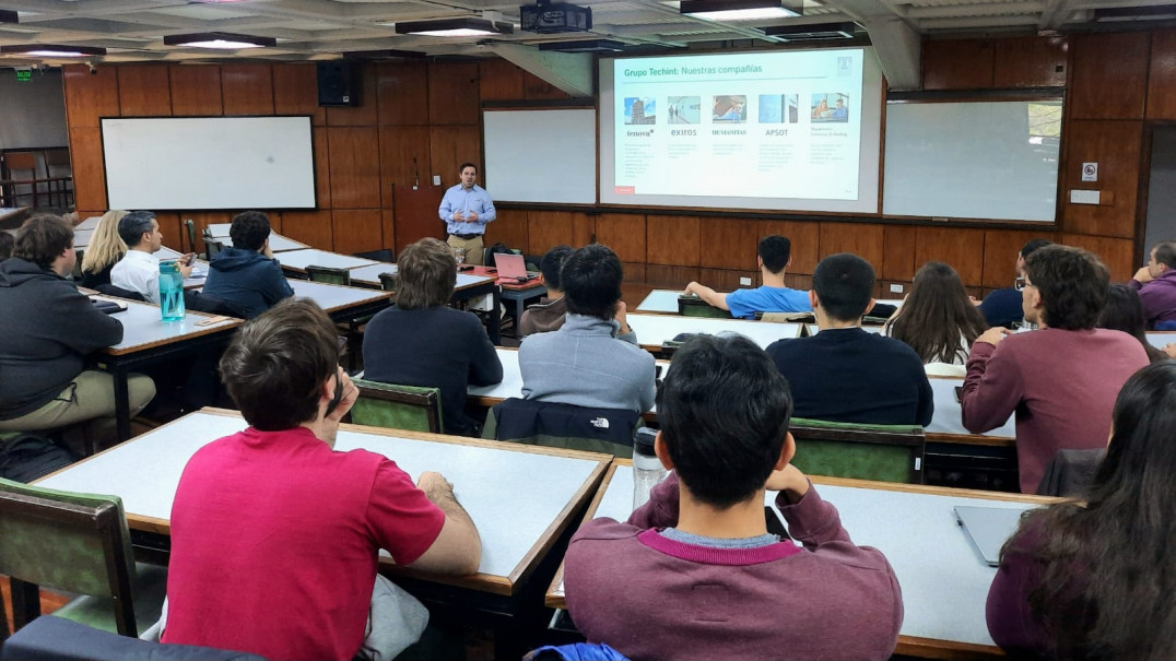 imagen Egresado de la Facultad compartió su experiencia en inteligencia artificial aplicada a la industria