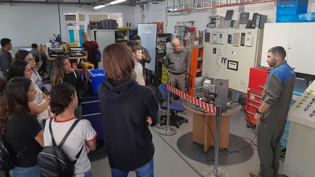 imagen Alumnos de Ingeniería Industrial y en Petróleo visitaron la Refinería YPF 