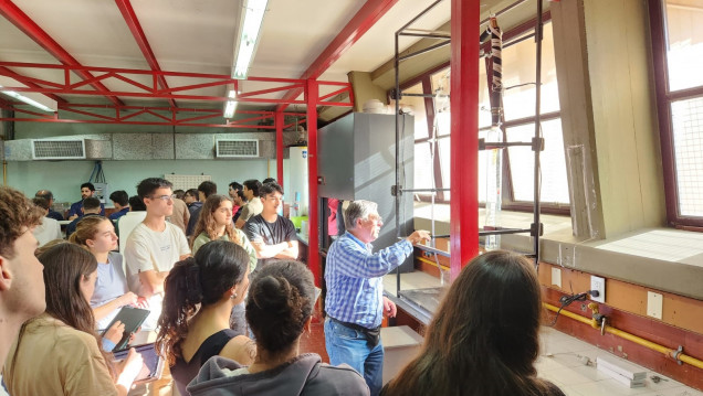 imagen Se incorporó torre de destilación para potenciar las prácticas de Ingeniería