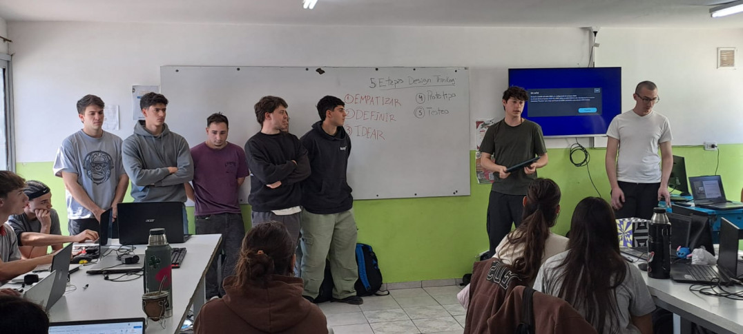 imagen Estudiantes de Ingeniería promovieron la innovación en el Colegio Tomás Alva Edison