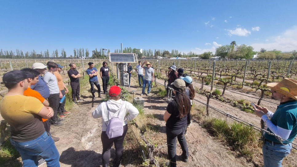 imagen Estudiantes de Ingeniería Civil realizaron visita técnica a INTA y los diques Cipolletti y Carrodilla 