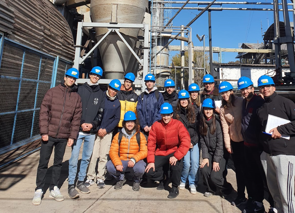 imagen Estudiantes de Ingeniería Industrial y Mecatrónica visitaron las empresas Dervinsa e IMPSA