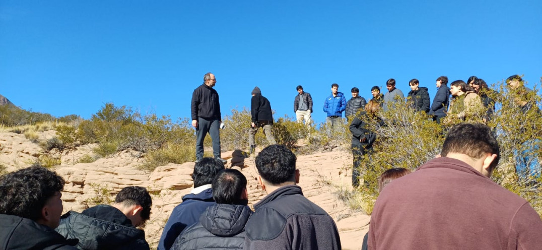 imagen Estudiantes de Ingeniería en Petróleo analizaron formaciones geológicas de la Cuenca Cuyana