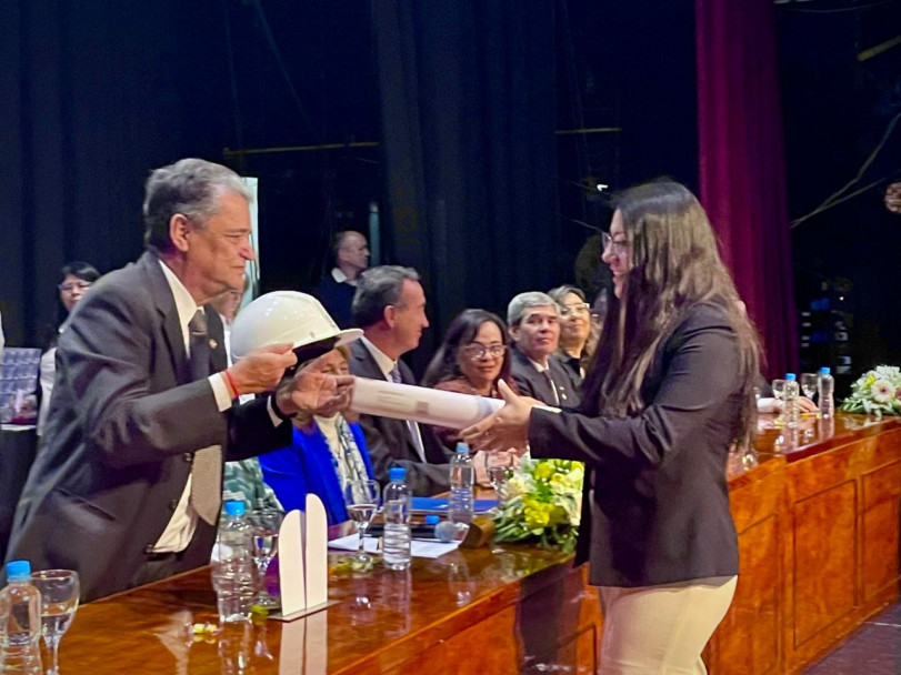 imagen Egresadas y egresados recibieron sus diplomas
