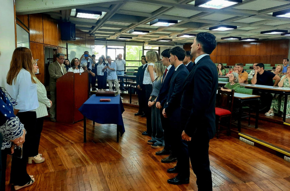 imagen Se tomó juramento a nuevos egresados y egresadas de la Facultad