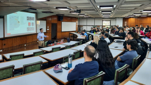 imagen Egresado de la Facultad compartió su experiencia en inteligencia artificial aplicada a la industria