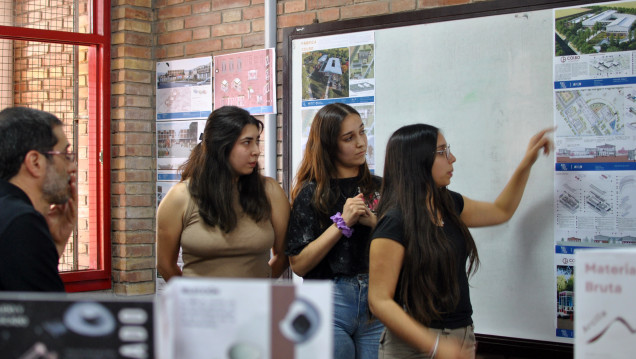 imagen Estudiantes presentaron proyectos de arquitectura industrial enfocados en la empresa COLBO