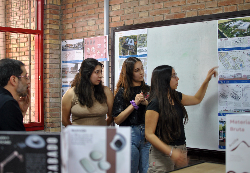 imagen Estudiantes presentaron proyectos de arquitectura industrial enfocados en la empresa COLBO