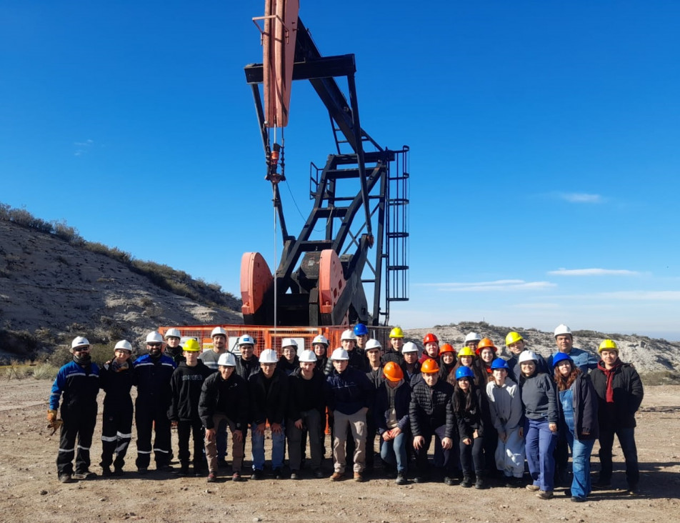 imagen Estudiantes de Ingeniería en Petróleo realizaron visitas a la empresa Varel y el Yacimiento Tupungato 