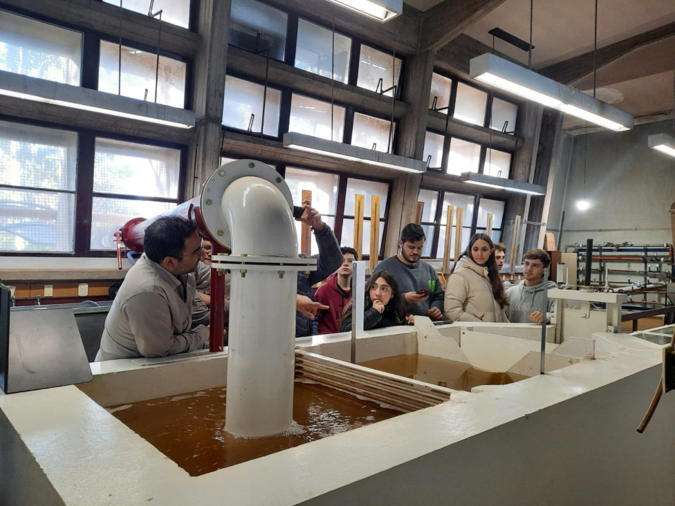 imagen Estudiantes de Ingeniería Civil realizaron una práctica experimental en el Laboratorio de Hidráulica