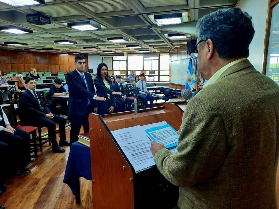 imagen Se tomó juramento a nuevos egresados y egresadas de la Facultad