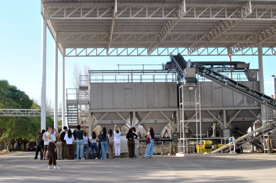 imagen Estudiantes de Arquitectura investigan la infraestructura de Zuelo para diseñar un centro oleoturístico