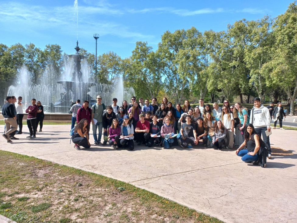 imagen Clase en aula a cielo abierto para estudiantes de Arquitectura