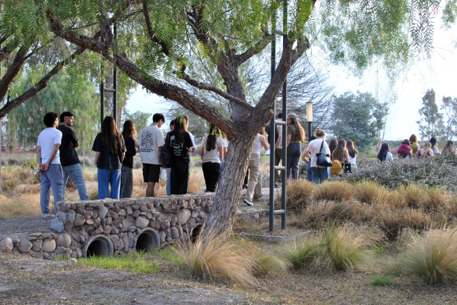 imagen Estudiantes de Arquitectura investigan la infraestructura de Zuelo para diseñar un centro oleoturístico