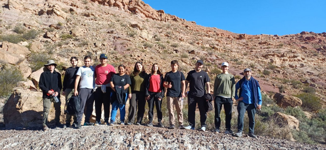 imagen Estudiantes de Ingeniería en Petróleo analizaron formaciones geológicas de la Cuenca Cuyana