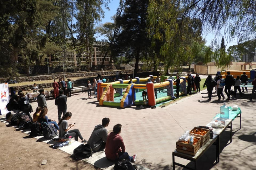 imagen Festejo del Día del Estudiante en los jardines de la Facultad 
