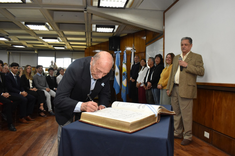 imagen Nuevos egresados y egresadas prestaron juramento en la Facultad de Ingeniería