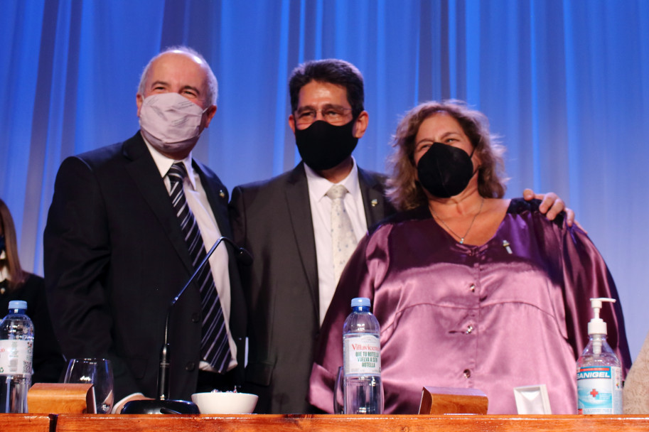 imagen De izq a derecha: Vicerrector, Jorge Barón; Decano, Daniel Fernández; Vicedecana, Patricia Infante