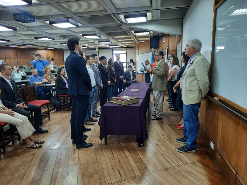 imagen Se tomó juramento a nuevos egresados y egresadas de la Facultad