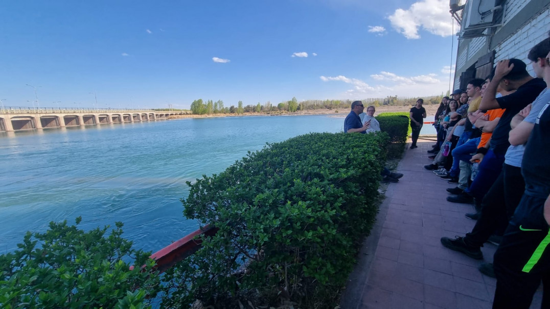 imagen Estudiantes de Ingeniería Civil realizaron visita técnica a INTA y los diques Cipolletti y Carrodilla 