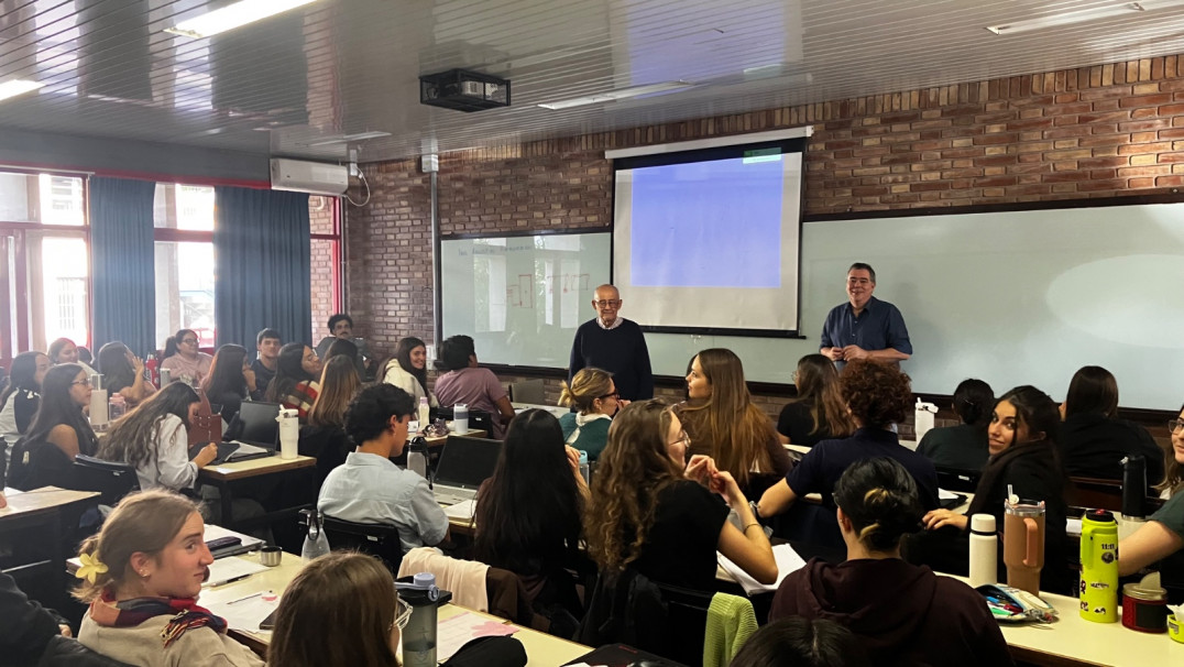 imagen El Ing. Agustín Reboredo brindó una clase magistral a estudiantes de Arquitectura